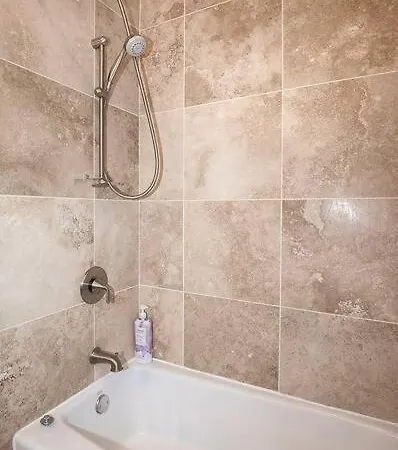 Deluxe Duplex In Roscoe-wrigley With Free Parking Apartment