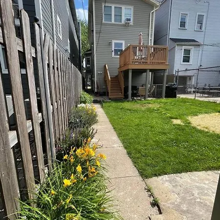 Apartment Deluxe Duplex In Roscoe-wrigley With Free Parking