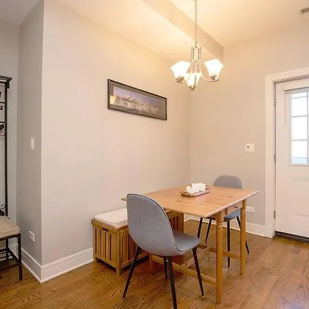 Apartment Deluxe Duplex In Roscoe-wrigley With Free Parking Chicago