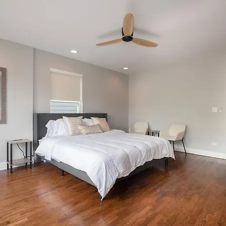 Apartment Deluxe Duplex In Roscoe-wrigley With Free Parking