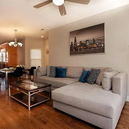 Deluxe Duplex In Roscoe-wrigley With Free Parking Apartment Chicago