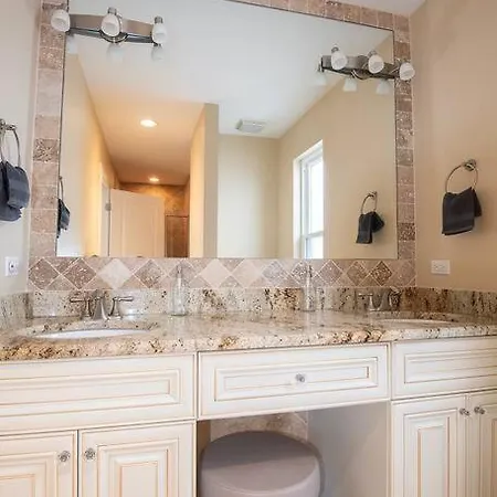 Deluxe Duplex In Roscoe-wrigley With Free Parking * Chicago