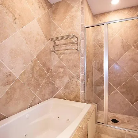 Deluxe Duplex In Roscoe-wrigley With Free Parking Apartment *