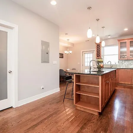 Apartment Deluxe Duplex In Roscoe-wrigley With Free Parking *
