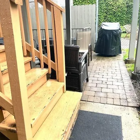 Deluxe Duplex In Roscoe-wrigley With Free Parking Apartment Chicago
