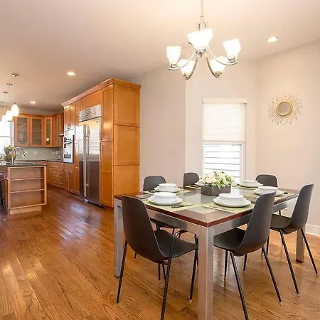 Apartment Deluxe Duplex In Roscoe-wrigley With Free Parking