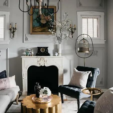 North Side Pied A Terre Apartment