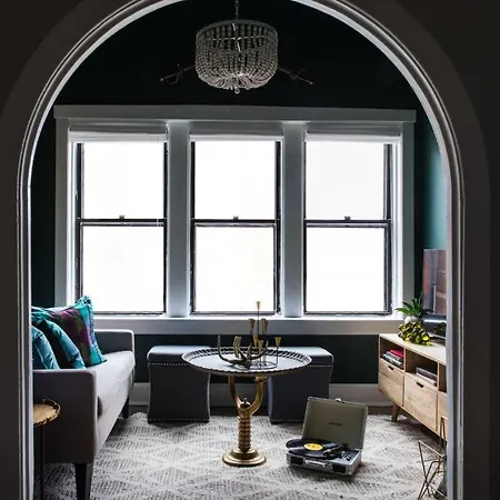 North Side Pied A Terre Chicago