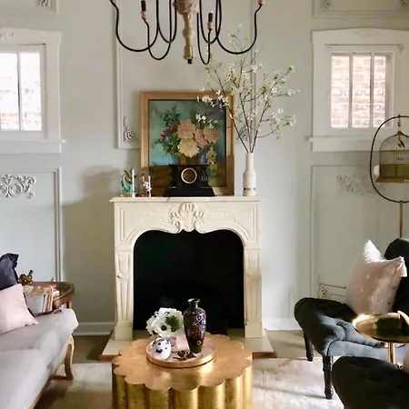 North Side Pied A Terre Apartment Chicago