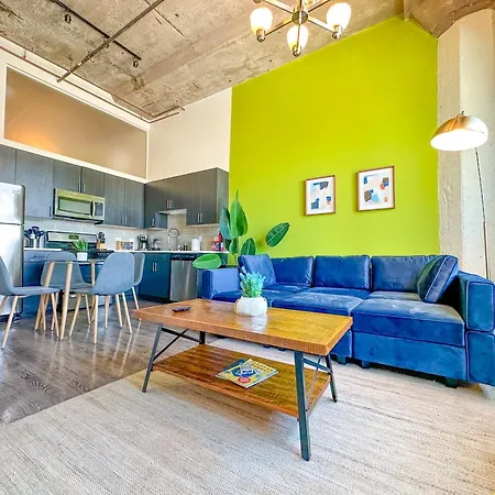 Spacious 2br South Loop With Skyline View, Optional Parking And Gym Access Near Mccormick Place And Soldier Field *