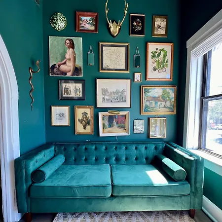 North Side Pied A Terre Apartment *