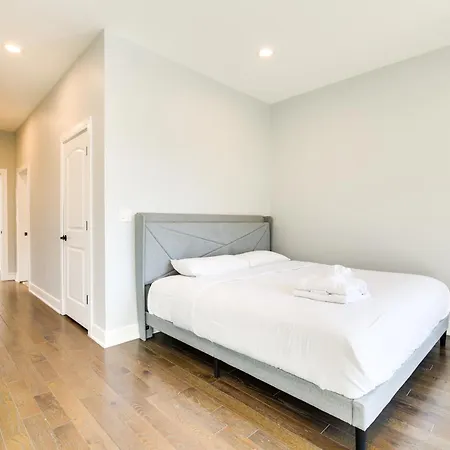 Holiday home 4 Mi To Dtwn Modern With Outdoor Space