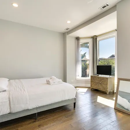 Holiday home 4 Mi To Dtwn Modern With Outdoor Space Chicago