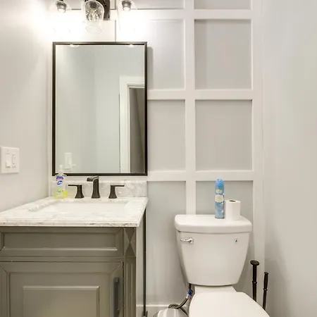Holiday home 4 Mi To Dtwn Modern With Outdoor Space Chicago