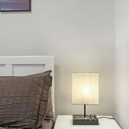 Sleek 2br Logan Square Living *