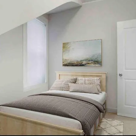 Sleek 2br Logan Square Living *
