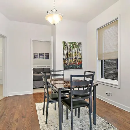 Sleek 2br Logan Square Living