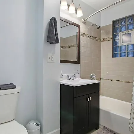 Apartment Sleek 2br Logan Square Living *