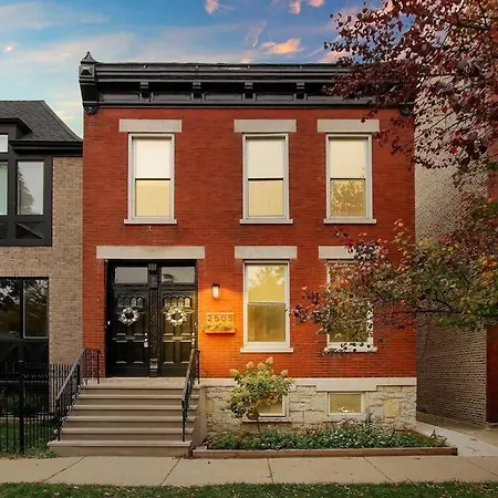 Sleek 2br Logan Square Living *