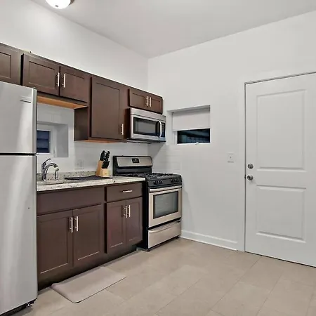Sleek 2br Logan Square Living Apartment