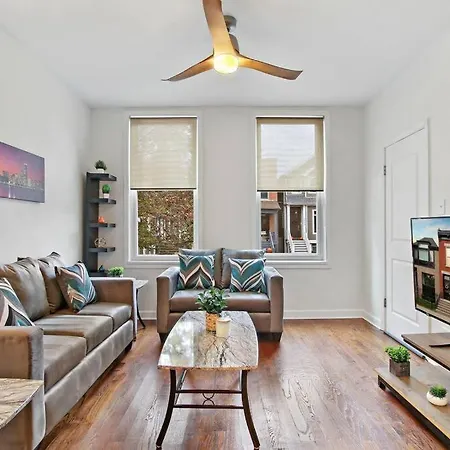 Sleek 2br Logan Square Living *