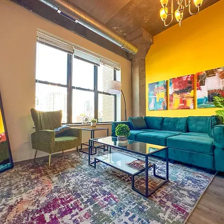 Spacious 2br South Loop With Skyline View, Optional Parking And Gym Access Close To Mccormick Place, Grant Park, Museum Campus & Cta Lines *