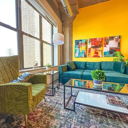 Spacious 2br South Loop With Skyline View, Optional Parking And Gym Access Close To Mccormick Place, Grant Park, Museum Campus & Cta Lines *