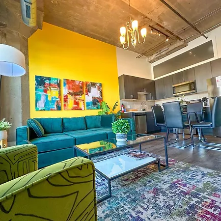 Spacious 2br South Loop With Skyline View, Optional Parking And Gym Access Close To Mccormick Place, Grant Park, Museum Campus & Cta Lines
