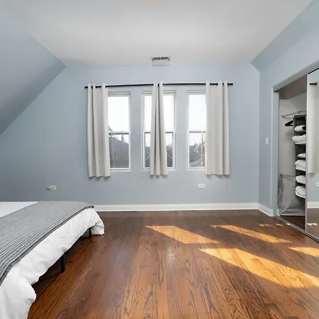 Logan Square Penthouse S3 - With Parking And Patio Chicago