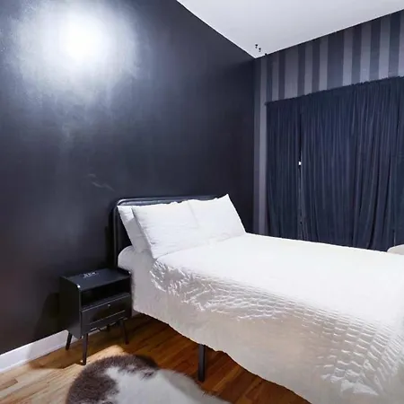 Vogue Bucktown Apartment *