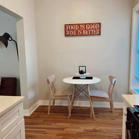 Charming Studio In North Side Near Lake, Transit & Loyola University Apartment Chicago