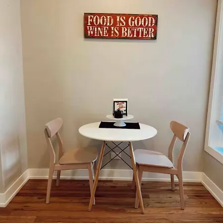 Charming Studio In North Side Near Lake, Transit & Loyola University Apartment *