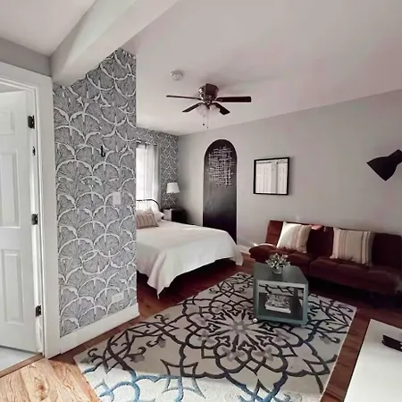 Charming Studio In North Side Near Lake, Transit & Loyola University