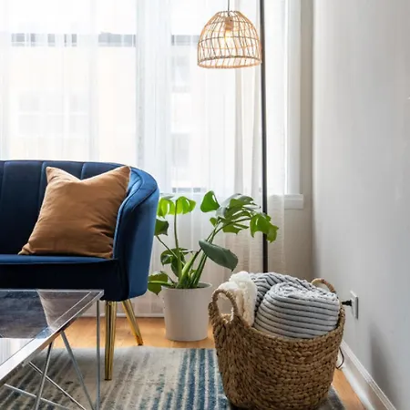 Apartment Ukrainian Village 2br Modern D1