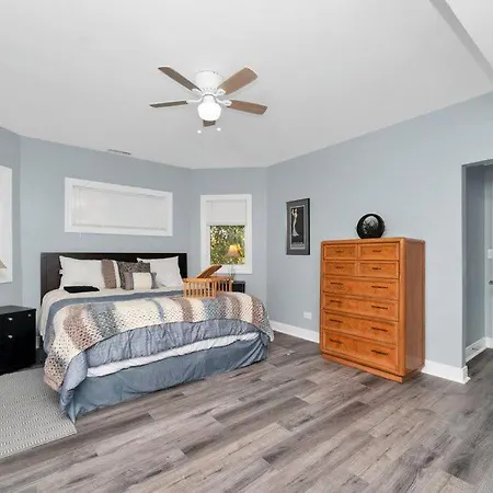 Beautiful 6-bedroom, Private Mansion With Hot Tub Holiday home Chicago