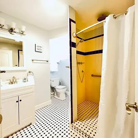 Beautiful 6-bedroom, Private Mansion With Hot Tub Holiday home