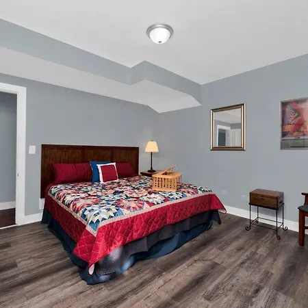 Beautiful 6-bedroom, Private Mansion With Hot Tub Chicago