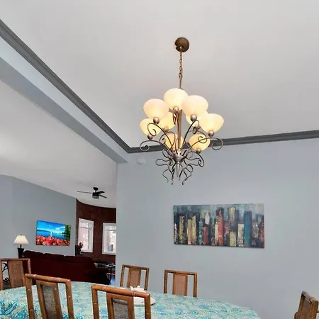 Beautiful 6-bedroom, Private Mansion With Hot Tub Holiday home *