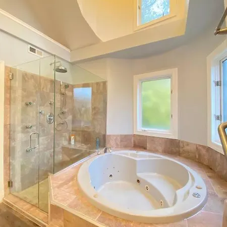Beautiful 6-bedroom, Private Mansion With Hot Tub Holiday home
