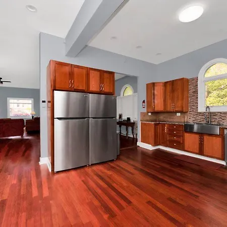Beautiful 6-bedroom, Private Mansion With Hot Tub Holiday home *