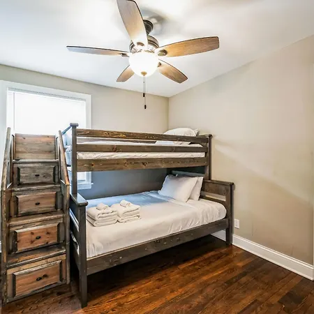 Holiday home Charming Belmont Heights Oasis