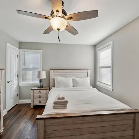 Charming Belmont Heights Oasis * Chicago