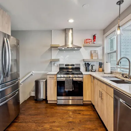 Charming Belmont Heights Oasis Holiday home Chicago
