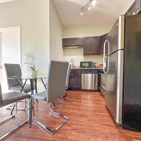 Spacious 2br Family Oasis Irving Park 1w Sleeps 6 Apartment