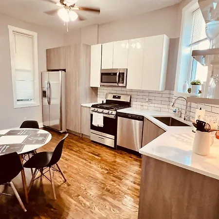 Modern Pilsen 2 Bedroom *