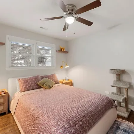 Spacious 2 Bedroom Near Midway * Chicago