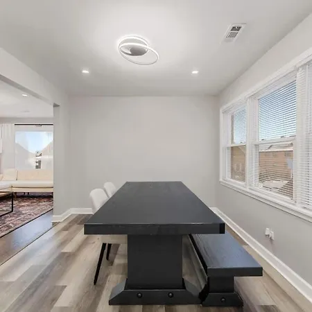 Spacious 2 Bedroom Near Midway * Chicago