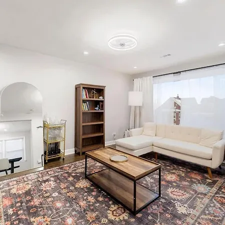 Spacious 2 Bedroom Near Midway