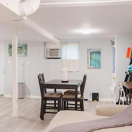 Cozy Logan Square Easy Access Apartment