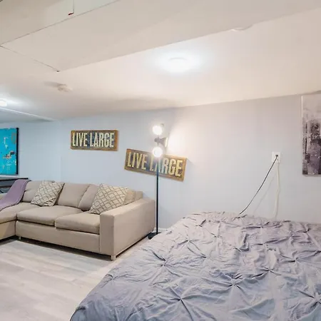 Cozy Logan Square Easy Access Apartment *